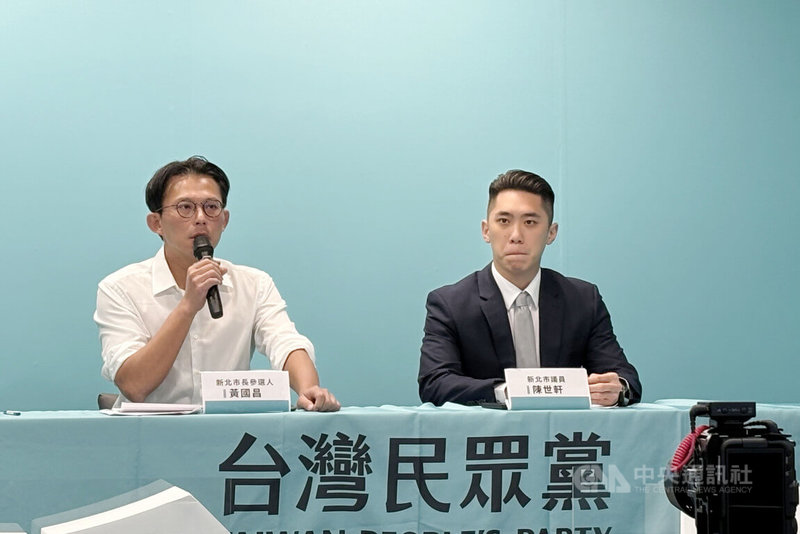 民眾黨新北市長參選人黃國昌（左）4日偕新北市議員陳世軒（右）召開「中央延宕跳票 新北自己來做」記者會，並接受媒體聯訪。中央社記者曹亞沿攝 115年3月4日