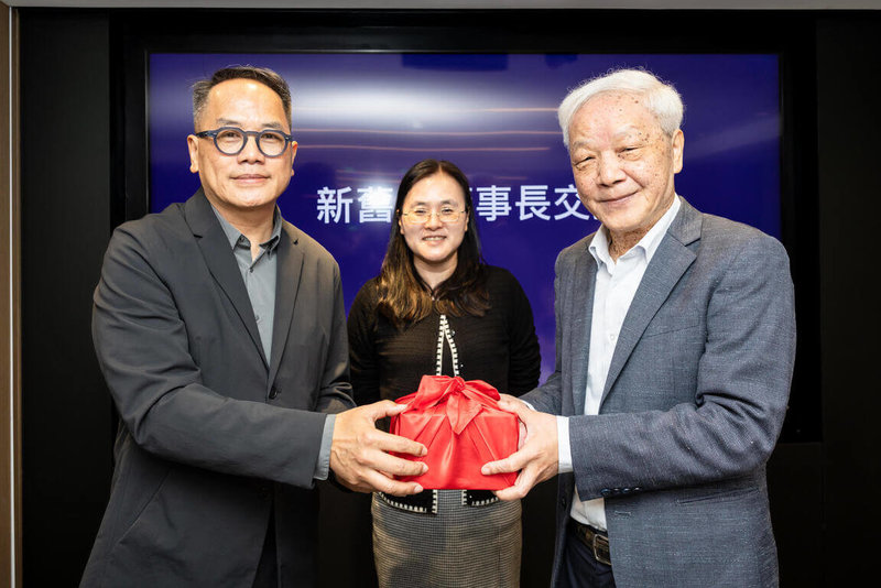 國藝會第11屆董監事出爐，由前文化部政務次長彭俊亨（左）出任新董事長。圖為國藝會第10屆董事長林淇瀁（向陽）（右）將印信交接給新董事長彭俊亨。（國藝會提供）中央社記者趙靜瑜傳真  115年3月4日