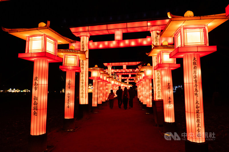 巴黎馴化公園舉辦第3屆燈籠節「光之日本」,以2000盞燈籠展現千年日本文化,圖為「千本鳥居」展區。中央社記者李若韻巴黎攝 115年3月4日