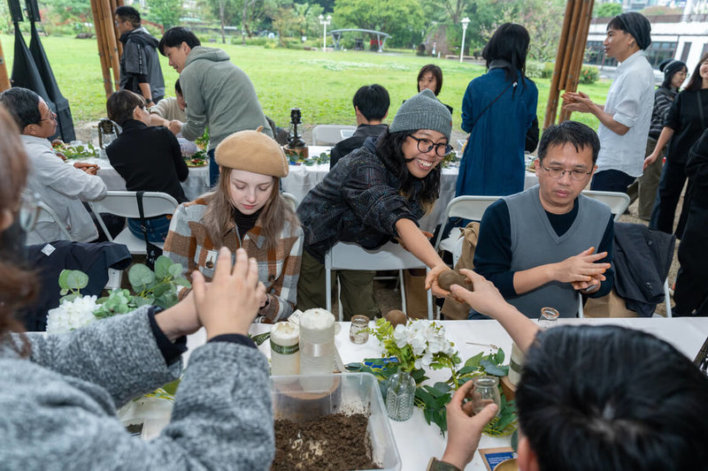 台北市文化局主辦的「2026台北文學季」7日將正式起跑，以「土地之道」為主題推出一系列活動，其中地景藝術團隊「木子一十一工作室」將帶領民眾進行泥土藝術創作，4日在記者會中邀請來賓現場體驗。（台北市文化局提供）中央社記者邱祖胤傳真　115年3月4日