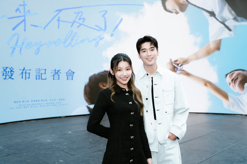演員涂善存（右）與采子（左）4日出席由世新大學推出的首部大學原創直式短劇「再不拍就來不及了！」宣傳記者會，2人將在直式鏡頭下重現校園初戀的悸動瞬間。（好咖文創、世新大學提供）中央社記者洪素津傳真　115年3月4日