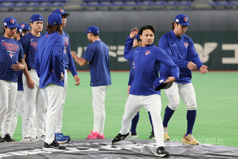 世界棒球經典賽(WBC)台灣隊首戰將與澳洲隊交手,將派出具有最快球速158公里的投手徐若熙(右2)先發。中央社記者王騰毅東京攝 115年3月4日