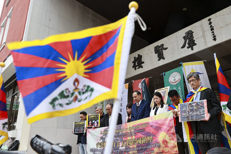 多個在台藏人團體與民團4日上午在立法院群賢樓外舉行「310圖伯特(西藏)抗暴67週年台灣大遊行」行前記者會,活動開始前眾人默哀1分鐘,悼念西藏抗暴事件罹難者。中央社記者鄭清元攝 115年3月4日