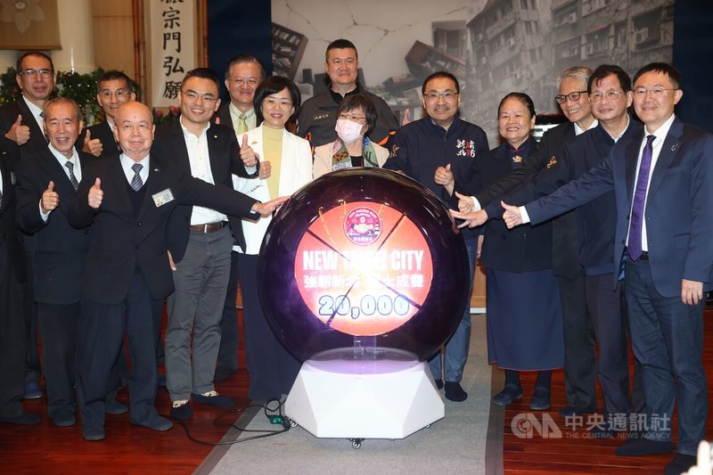 新北市長侯友宜（右5）4日上午在三重慈濟靜思堂，參加防災士開訓典禮暨2萬人防災士里程碑活動，侯友宜出席啟動儀式，宣布防災士達成2萬人里程碑。中央社記者吳家昇攝 115年3月4日