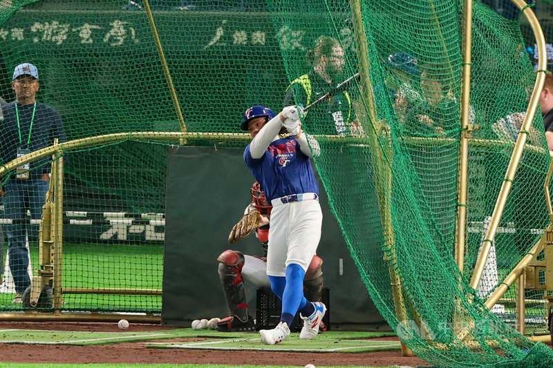世界棒球經典賽（WBC）台灣隊4日在東京巨蛋安排練球，打者張育成（圖）表示，調整打擊狀況成效不錯，希望彼此扶持打出精彩比賽。中央社記者王騰毅東京攝  115年3月4日