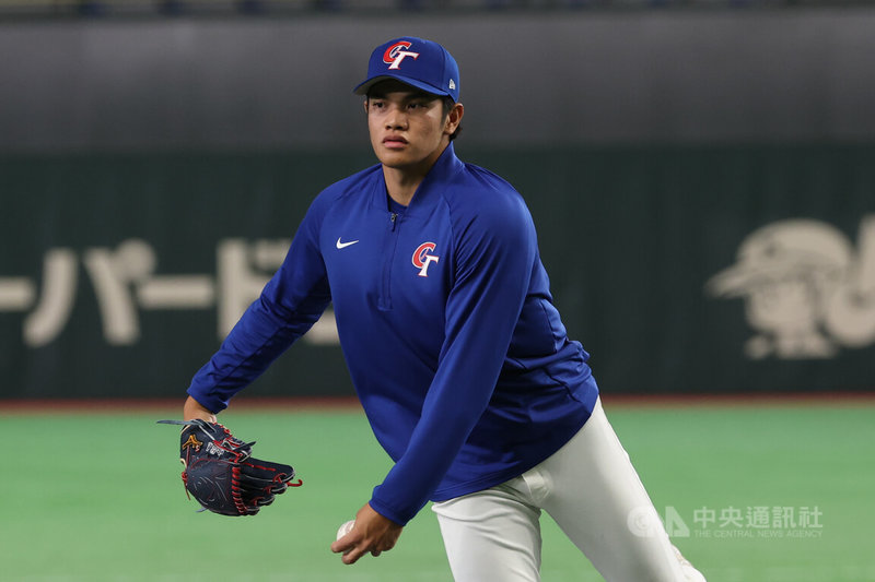 世界棒球經典賽（WBC）台灣隊陣中20歲投手林維恩（圖），首度踏入東京巨蛋， 林維恩笑說很像在打電動，有站上投手丘感受一下，希望正式賽拿出最好表現。中央社記者王騰毅攝  115年3月4日