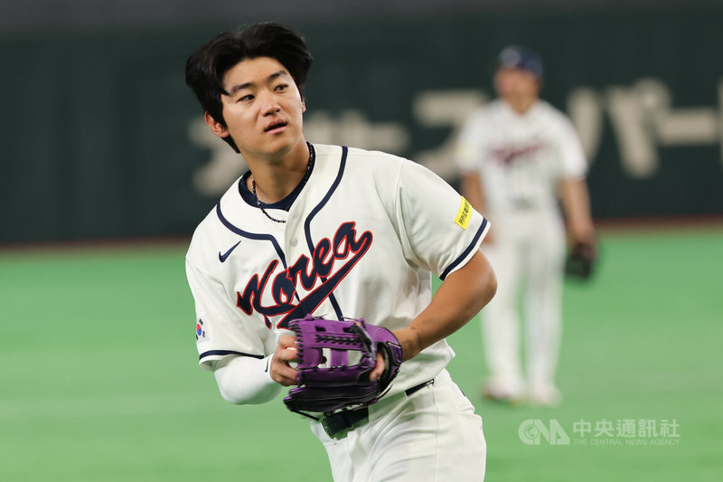 經典賽韓國隊4日在日本東京巨蛋練球，球星金倒永（圖）參與守備訓練。中央社記者王騰毅東京攝 115年3月4日