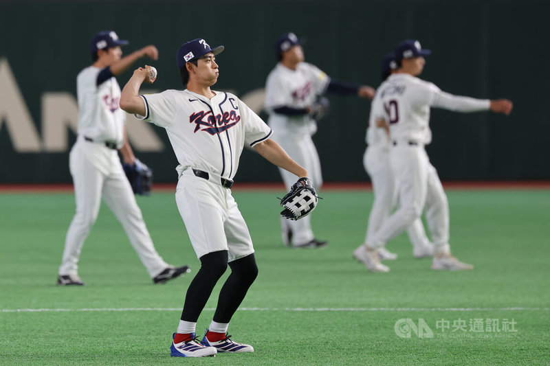 經典賽韓國隊4日在日本東京巨蛋練球，隊長李政厚（前）與隊員們在場上傳接球暖身。中央社記者王騰毅東京攝 115年3月4日