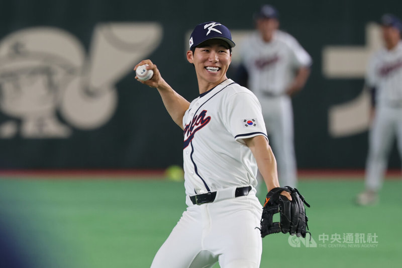 經典賽韓國隊4日在日本東京巨蛋練球，有大聯盟資歷的球星金慧成（圖）在場上暖身。中央社記者王騰毅東京攝 115年3月4日