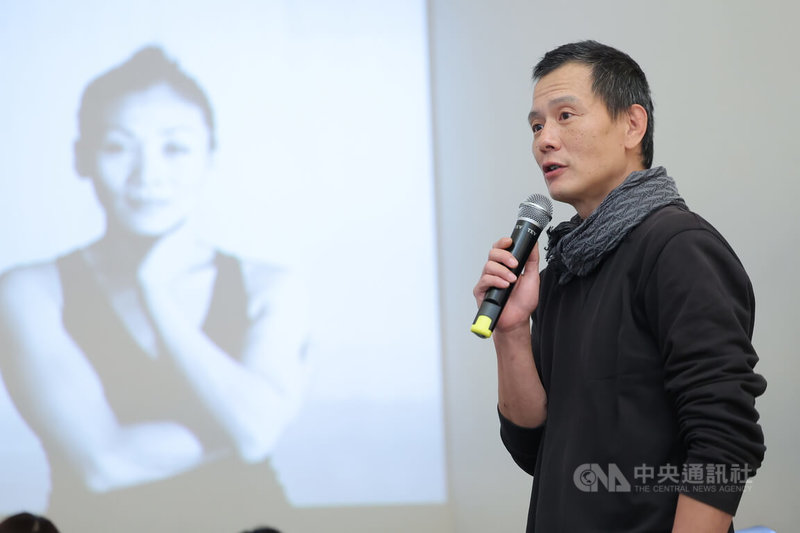 2026 雲門春茶4日在台北舉行，藝術總監鄭宗龍（圖）出席說明下半年將首度舉辦的國際夏季舞蹈營，以及8個國家的邀演，將排練場內的身體實務與能量，延展至國內外的舞蹈專業領域，雲門劇場則持續以「春鬥」作為創作者編創的平合。中央社記者翁睿坤攝 115年3月4日