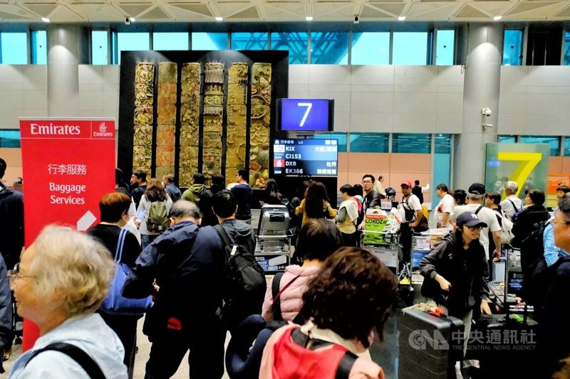 受中東戰火波及，杜拜機場2日恢復有限度運作後，首班阿聯酋航空從杜拜直飛台灣班機4日下午約4時順利抵達桃園國際機場。中央社記者吳睿騏桃園機場攝　115年3月4日