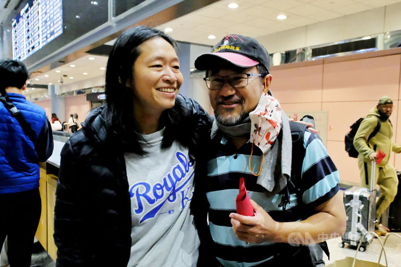 美伊開戰後，首架從杜拜返台班機4日下午順利飛抵桃園國際機場，不少民眾提前到機場大廳迎接平安歸來的家人，難掩開心神情。中央社記者吳睿騏桃園機場攝　115年3月4日