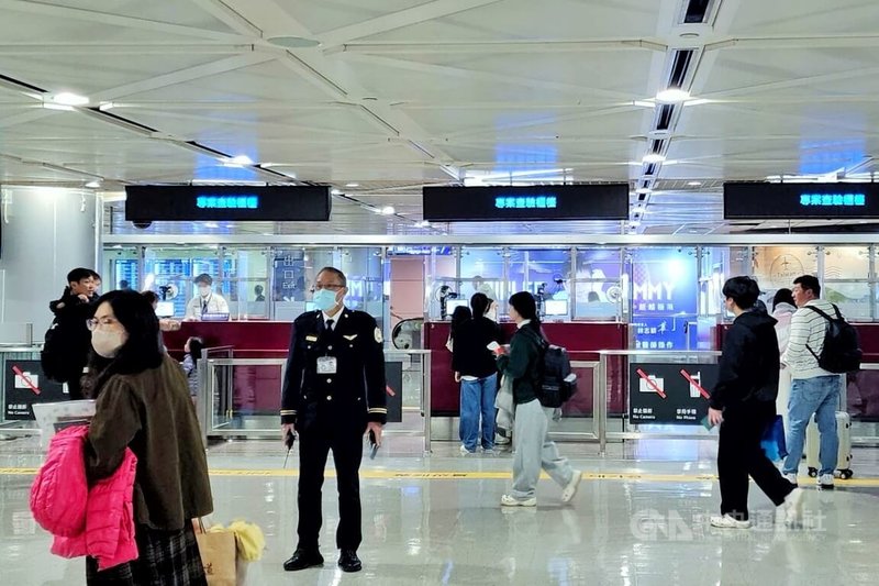 移民署國境事務大隊表示，阿聯酋航空EK-366班機4日暫時復航，下午搭載275名國人及226名外籍人士，共501名旅客返台，移民署特別規劃3個e-Gate專案櫃檯服務歸心似箭的旅客。中央社記者吳睿騏桃園機場攝　115年3月4日