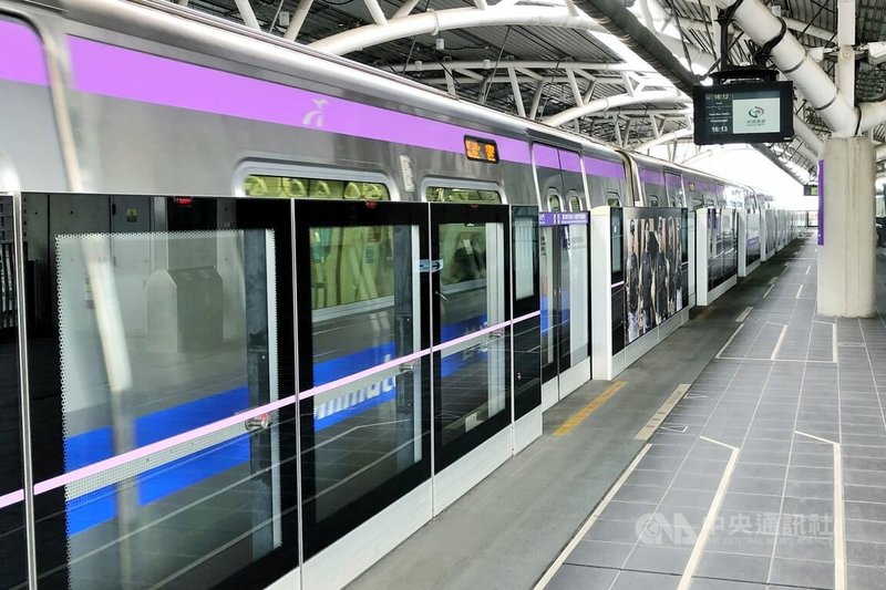 世界棒球經典賽台灣隊5日起正式開戰，桃園大眾捷運公司4日表示，為讓旅客能即時掌握賽況，全線車站啟動「WBC即時賽況跑馬轉播」，將透過車站旅客資訊顯示系統，以跑馬文字同步更新比賽資訊，開賽後每5分鐘更新戰況。中央社記者吳睿騏桃園攝　115年3月4日