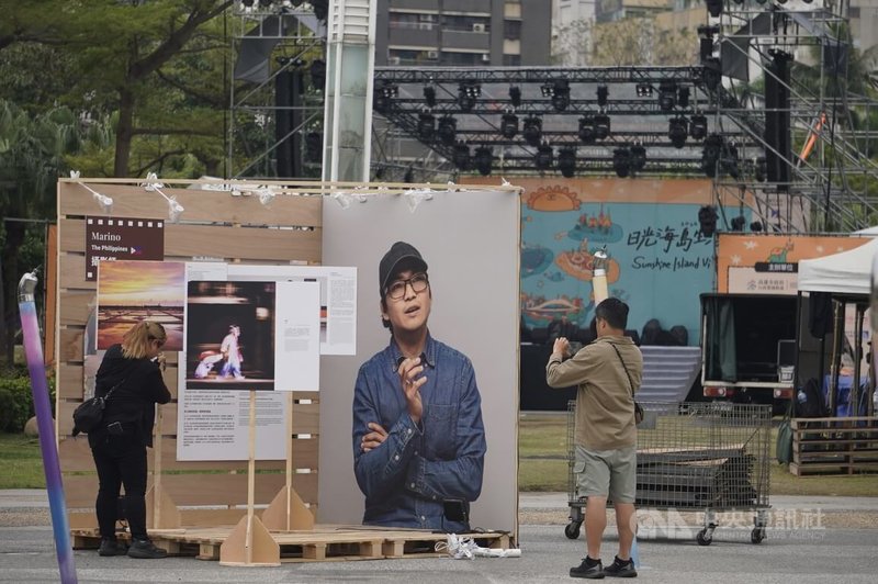 「2026日光海島生活節」6日起將在高雄登場，活動場地中央公園4日持續趕工布置「互動攝影展」。中央社記者董俊志攝　115年3月4日