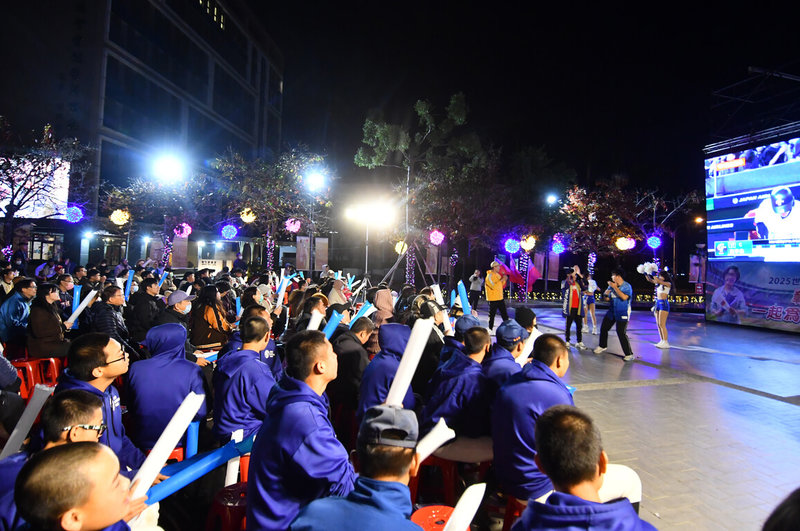 2026世界棒球經典賽（WBC）將開打，彰化縣政府5日至8日將在縣府1樓中庭大螢幕直播台灣隊賽事，5日現場將限量發送在地美食肉圓，為台灣隊加油打氣。圖為過去彰化縣府直播賽事，民眾應援畫面。（彰化縣政府提供）中央社記者鄭維真傳真 115年3月4日