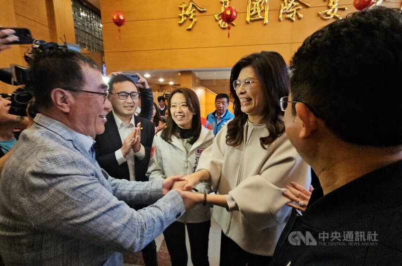 國民黨主席鄭麗文（右2）和新北市長擬參選人李四川（左）出席新北市婦女會新春團拜，獲現場熱情歡迎。中央社記者王鴻國攝  115年3月4日