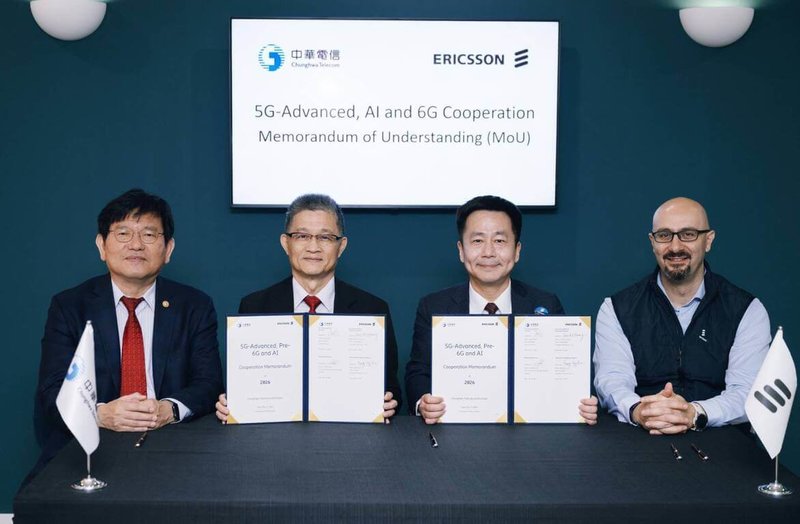 中華電在全球行動通訊大會（MWC）與愛立信簽署合作備忘錄，由中華電信網路技術分公司副總經理黃國基（左2）與台灣愛立信總經理周大企（右2）代表簽署，並由中華電信總經理林榮賜（左1）與愛立信東北亞區總裁兼資深副總裁藍尚立（Chafic Nassif）（右1）見證。（中華電提供）中央社記者江明晏傳真　115年3月4日