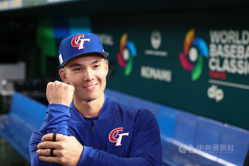 世界棒球經典賽（WBC）台灣隊準備迎戰5日開打比賽，熱身賽中上壘有「抓手腕」的動作，隊長陳傑憲透露是台美混血好手「費仔」費柴德（Stuart Fairchild）（圖）提出建議的，手勢的背後含義，代表大家手牽手、心繫在一起。中央社記者王騰毅東京攝 115年3月4日