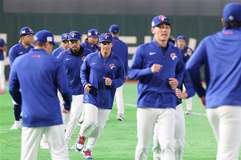 經典賽台灣隊4日在日本東京巨蛋練球，隊長陳傑憲（中）跑步暖身。中央社記者王騰毅東京攝  115年3月4日