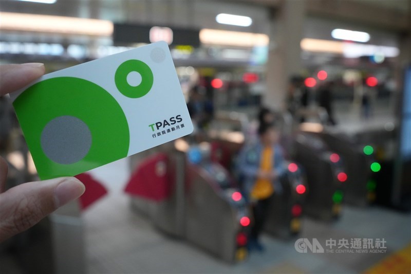 圖為TPASS通勤月票。（中央社檔案照片）