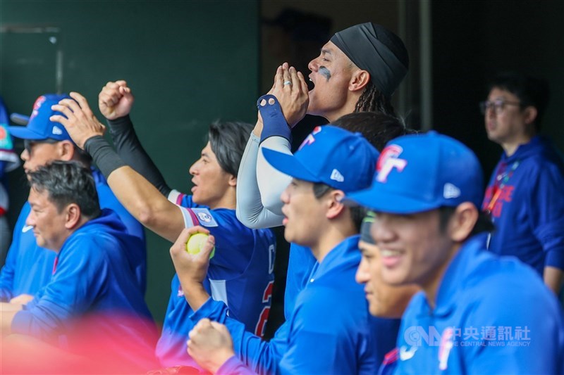 圖為世界棒球經典賽（WBC）台灣隊3日在日本宮崎SOKKEN棒球場與日職軟銀鷹隊進行官辦熱身賽，休息區內球員賣力為隊友喊聲加油。（中央社檔案照片）