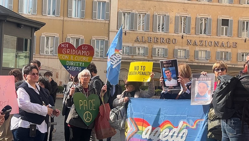 美伊開火成為國際焦點，許多旅居義大利的伊朗僑民，近日紛紛上街慶祝或參與公開活動，圖為3日在義大利國會前的「呼籲釋放伊朗政治犯」快閃活動。中央社記者黃雅詩羅馬攝 115年3月4日