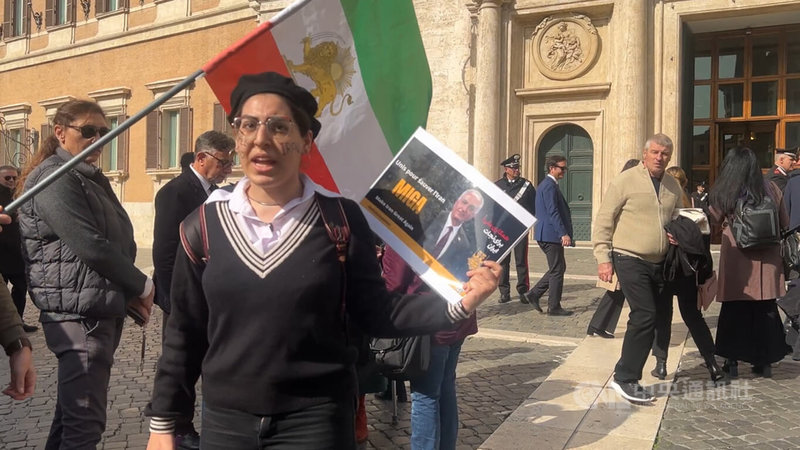 一名伊朗女孩3日在義大利國會前參加快閃活動，她表示希望流亡美國的伊朗末代國王之子芮沙．巴勒維能成為伊朗的新領導人。中央社記者黃雅詩羅馬攝　115年3月4日