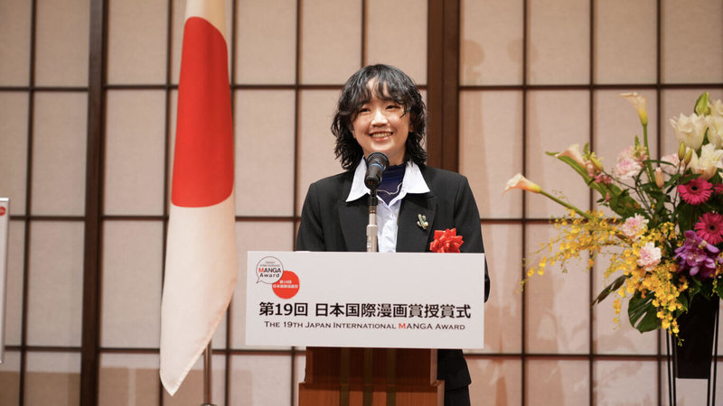 日本外務省主辦的第19屆日本國際漫畫獎頒獎典禮4日在東京飯倉公館舉行。台灣漫畫家南南日以作品「Mararum：山間料理人」榮獲優秀獎（銀獎），並親赴東京領獎。（台灣文化中心提供）中央社記者戴雅真東京傳真 115年3月4日