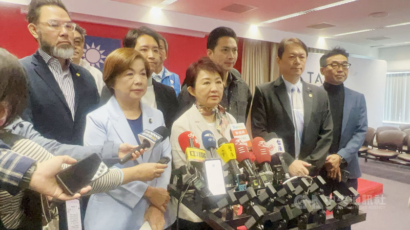 台中市長盧秀燕（前右）即將訪美，4日邀請產業界座談。她說，訪美時將傳達國內最真實及完整聲音。中央社記者郝雪卿攝  115年3月4日