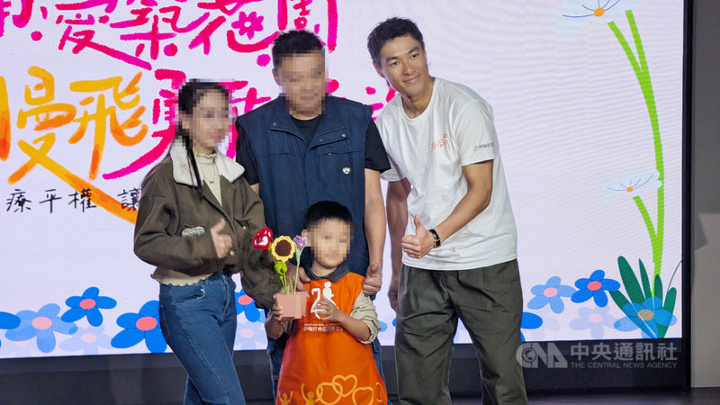 今年5歲的小寶（前中）因自閉至今不太會說話，日常出門就可能面臨他人白眼。小寶爸（中）4日出席伊甸基金會記者會，與公益大使楊祐寧（右）呼籲社會更友善對待慢飛孩子。中央社記者曾以寧攝　115年3月4日