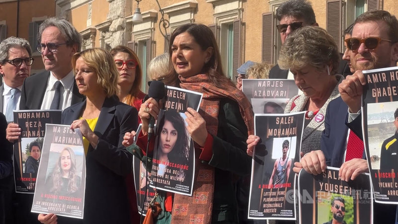 曾任義大利國會議長的民主黨（PD）議員博爾德里尼（Laura Boldrini）（持麥克風者）3日參加一場快閃活動，呼籲伊朗釋放先前上街示威抗議的青年。中央社記者黃雅詩羅馬攝 115年3月4日