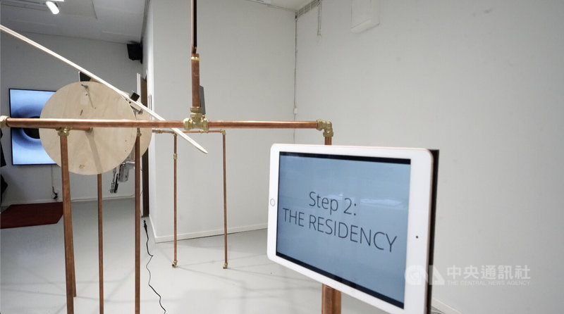 旅居芬蘭藝家宥亘的作品「Thank You Babe But a Statistical Midpoint Is Just Not Enough」探討 AI 與人類的共生關係。中央社記者巫祈麟赫爾辛基攝 115年3月4日