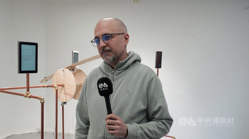 芬蘭的藝廊負責人兼策展人斯隆加談及發掘姚宥亘作品的過程,並鼓勵創作者應忠於自我文化底蘊。中央社記者巫祈麟赫爾辛基攝 115年3月4日