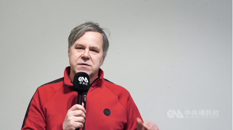 阿爾托大學媒體藝術講師、藝術家科赫塔─卡萊寧受訪,分享他對姚宥亘創作精神的觀察與肯定。中央社記者巫祈麟赫爾辛基攝 115年3月4日