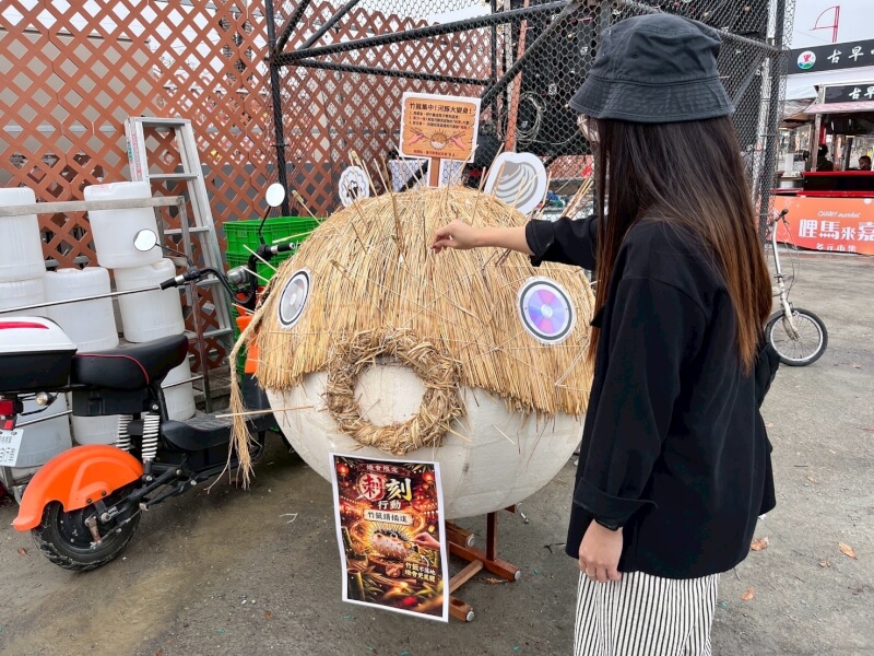 台灣燈會市集處的河豚藝術裝置，插滿遊客廢棄竹籤。（圖取自facebook.com/chiayi.low.co2）