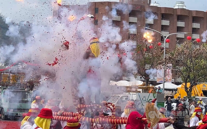 台東元宵節活動3日舉行，逾20場的炮炸肉身寒單（邯鄲），台東馬偕醫院總計收治11名炸寒單相關活動病人。（中央社檔案照片）