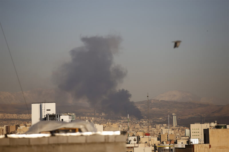 美國和以色列3日空襲伊朗，德黑蘭升起濃煙。（安納杜魯新聞社）