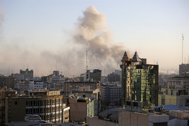 美國對伊朗的「史詩怒火行動」進入第4天。圖為3日伊朗首都德黑蘭冒出濃煙。（安納杜魯新聞社）