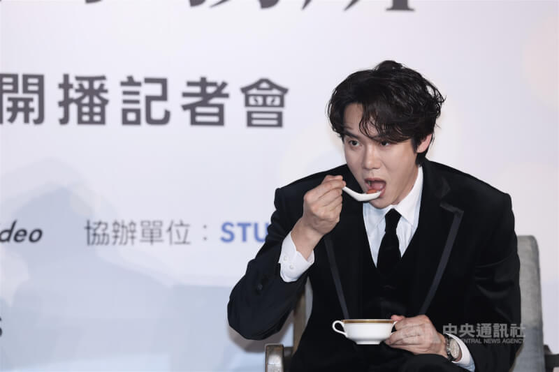 韓國演員柳演錫（圖）來台宣傳新劇「神與律師事務所」，3日下午在台北萬豪酒店出席開播記者會，適逢元宵節，柳演錫試吃主辦單位送上的湯圓。中央社記者吳家昇攝　115年3月3日