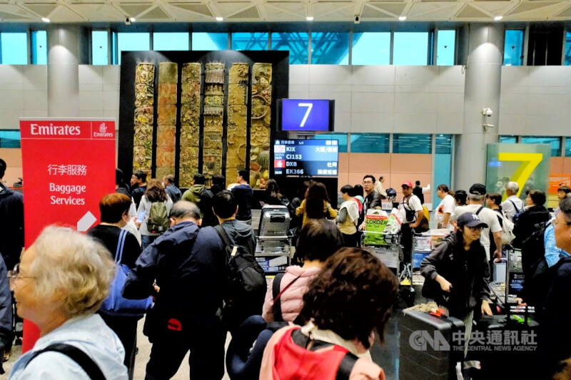 受中東戰火波及，杜拜機場2日恢復有限度運作後，首班阿聯酋航空從杜拜直飛台灣班機4日下午約4時順利抵達桃園國際機場。中央社記者吳睿騏桃園機場攝　115年3月4日