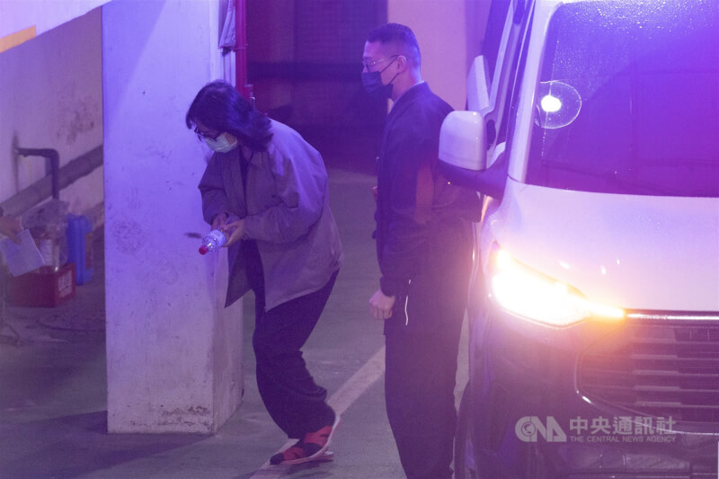 北檢偵辦太子集團洗錢案,太子集團台籍核心幹部辜淑雯(左)等被告4日上午步下囚車,移審台北地方法院。中央社記者趙世勳攝 115年3月4日