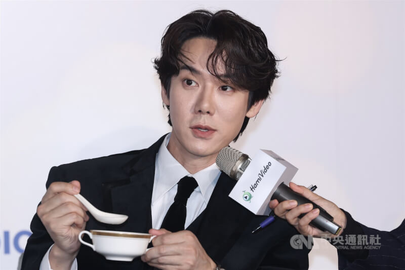 韓國演員柳演錫（圖）來台宣傳新劇「神與律師事務所」，3日下午在台北萬豪酒店出席開播記者會，適逢元宵節，主辦單位應景送上湯圓，柳演錫試吃後用台語稱讚好吃。中央社記者吳家昇攝　115年3月3日