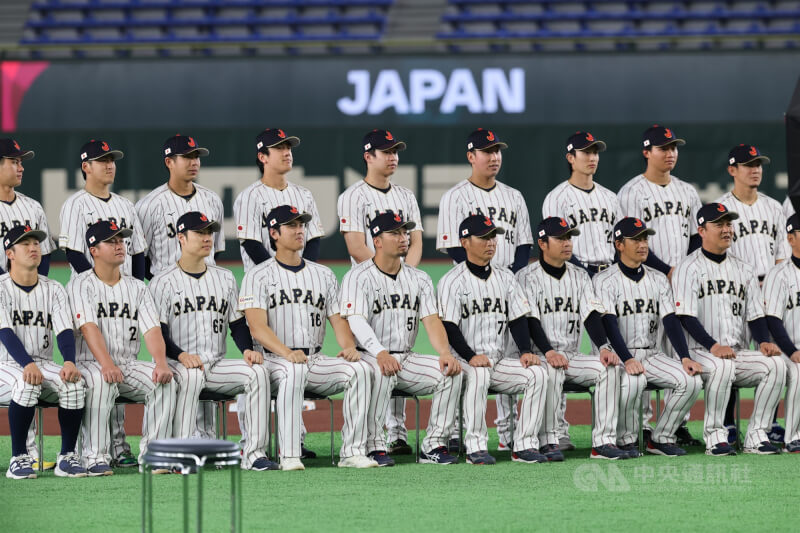 經典賽日本隊4日在日本東京巨蛋練球，陣中球星大谷翔平（前左4）與鈴木誠也（前左5）與隊友們一起拍攝官方形象照。中央社記者王騰毅東京攝 115年3月4日