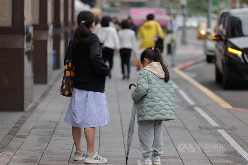 圖為台北市中正區民眾帶傘帶傘以備不時之需。（中央社檔案照片）