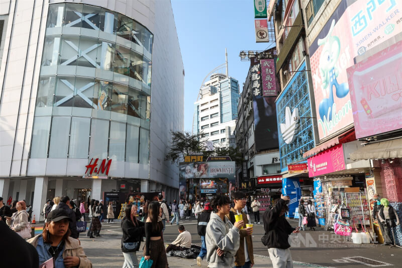 圖為西門町逛街人潮。（中央社檔案照片）
