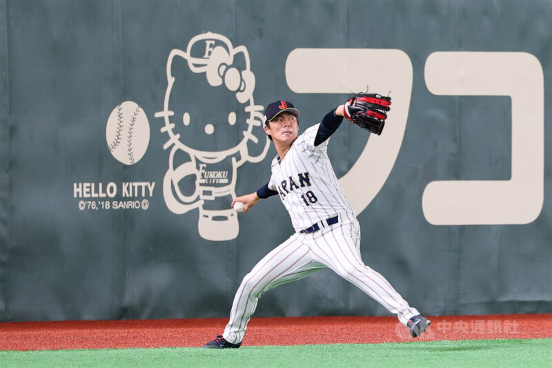 世界棒球經典賽（WBC）日本隊4日在東京巨蛋練球，為即將開打的預賽賽事做好準備，陣中王牌投手山本由伸（圖）在場中傳接球暖身。中央社記者王騰毅東京攝　115年3月4日