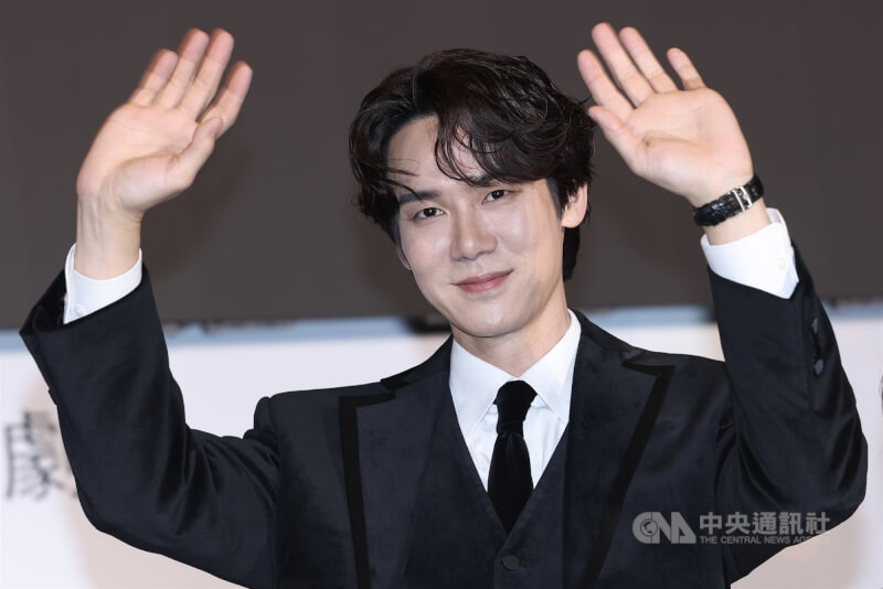 韓劇「神與律師事務所」演員柳演錫（圖）來台暨開播記者會，3日下午在台北萬豪酒店舉行，柳演錫揮手致意。中央社記者吳家昇攝 115年3月3日