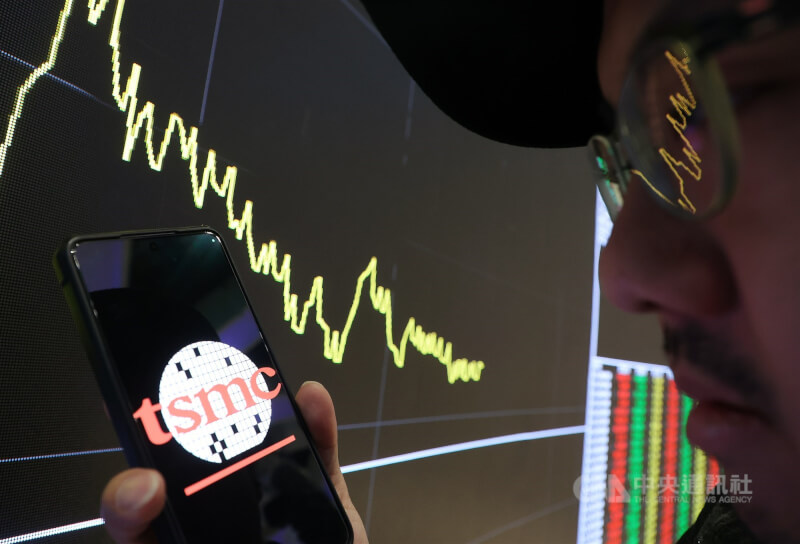 美國、以色列與伊朗戰事造成中東局勢緊張，美股重挫，台股4日跌1494.77點創史上第3大跌點。中央社記者郭日曉攝 115年3月4日