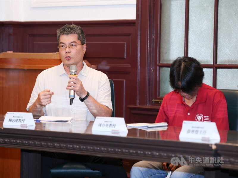 台灣師範大學女足教練周台英（右）以扣學分威脅選手配合研究抽血，各界譁然。研究計畫主持人陳忠慶（左）與周台英去年7月出面公開道歉。（中央社檔案照片）